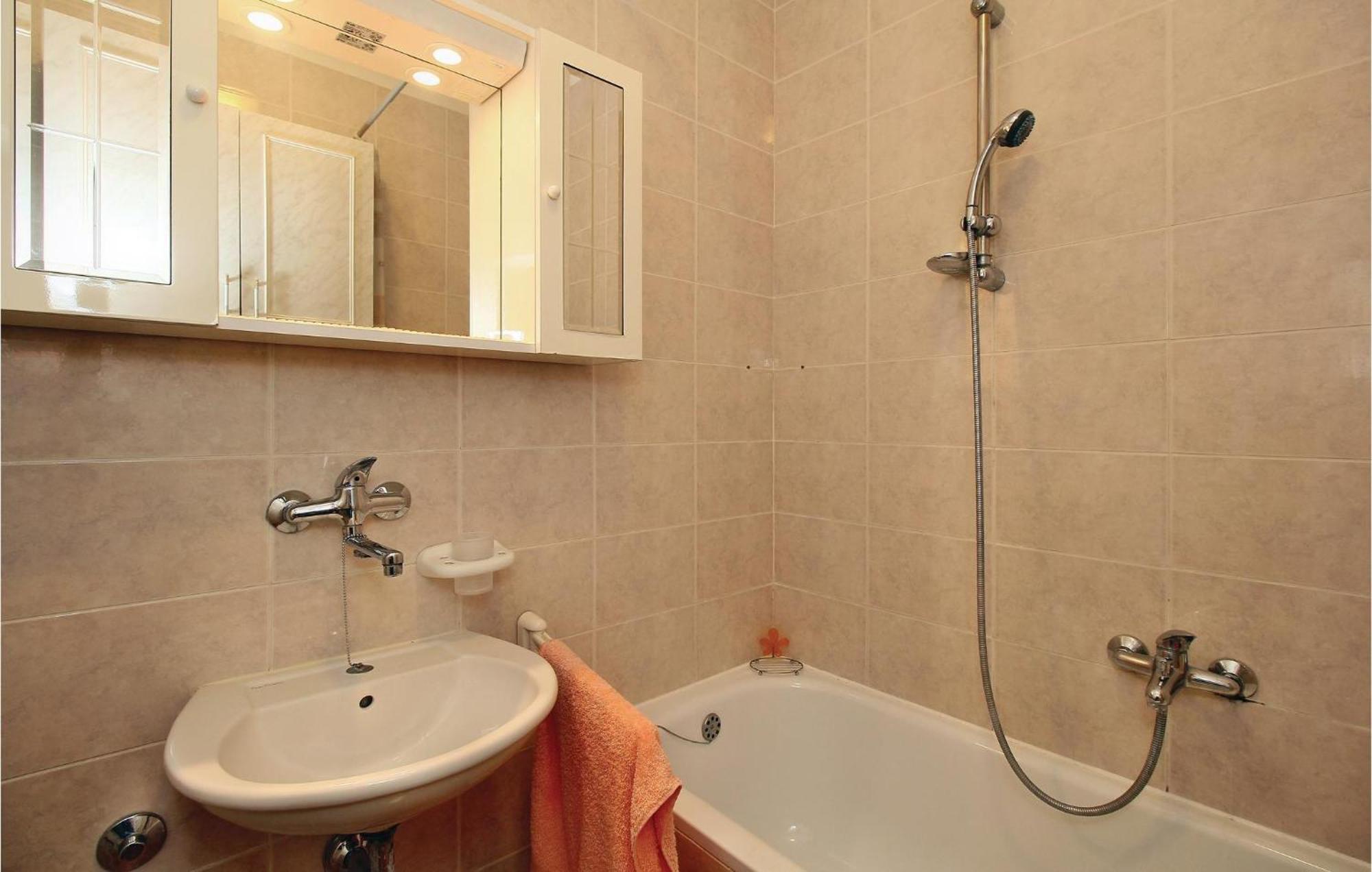 Lovely Apartment In Umag With Kitchen Exterior foto