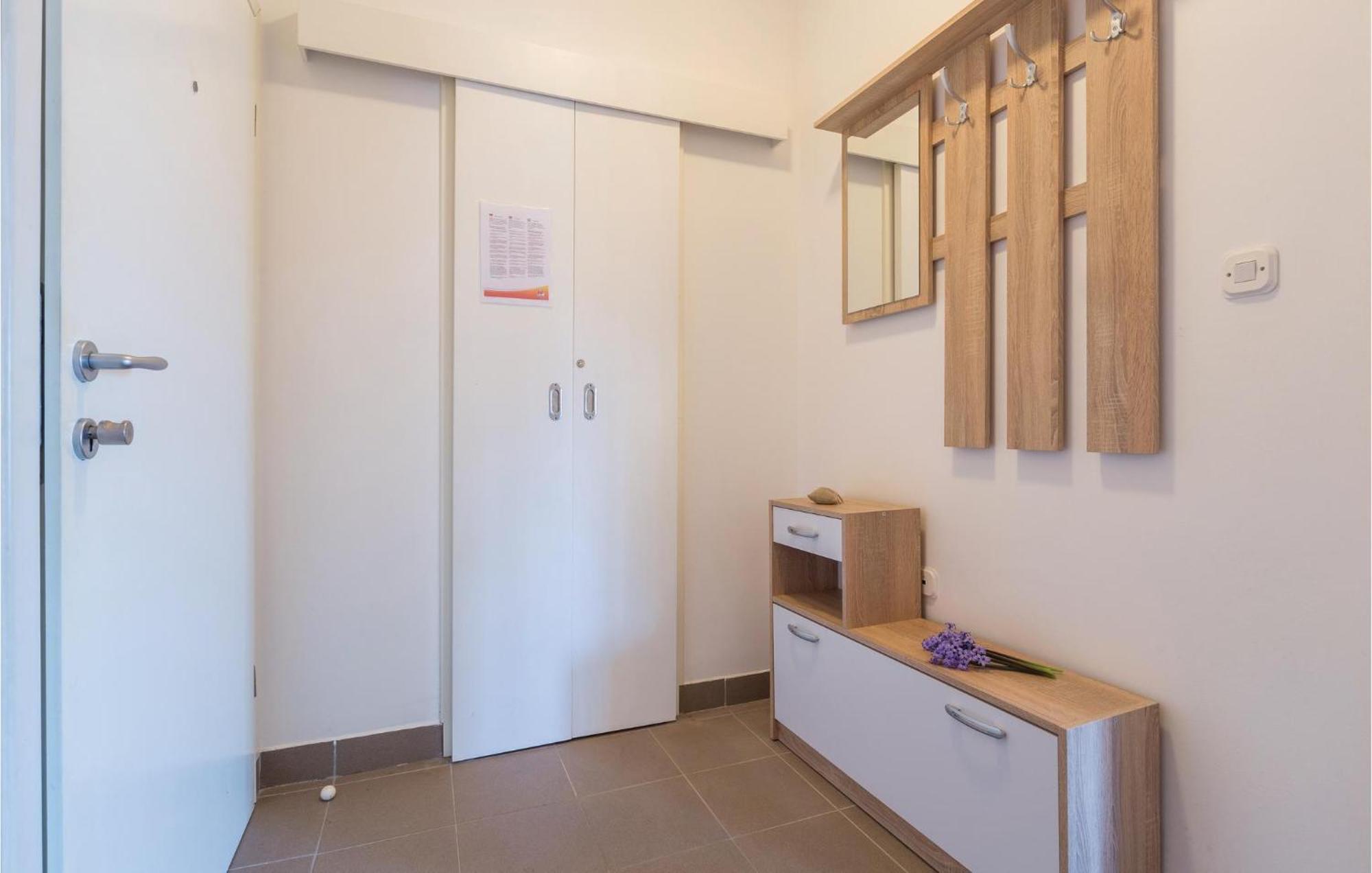 Lovely Apartment In Umag With Kitchen Exterior foto